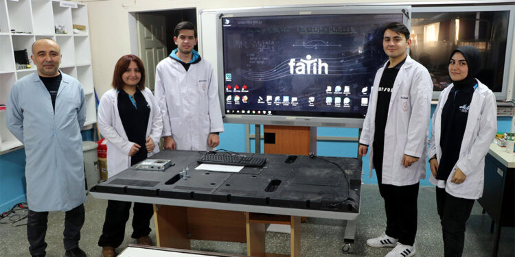 Akıllı tahtaların bakım ve onarımı liselilerden