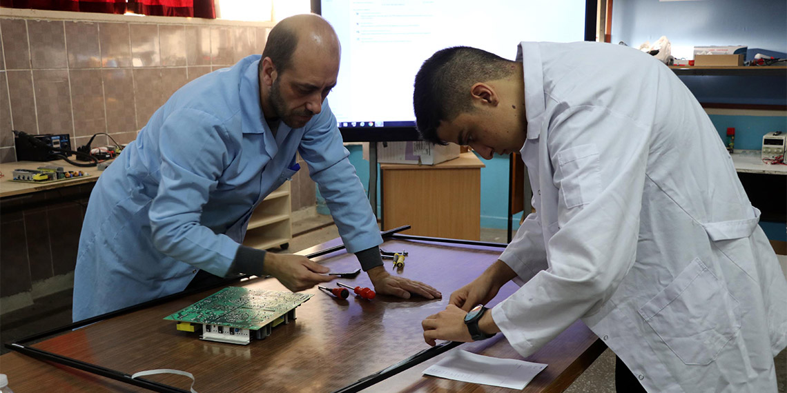 Kayseri genelinde eğitim veren bin 150 okulda kullanılan akıllı tahtaların bakım ve onarımı Hürriyet Mesleki ve Teknik Anadolu Lisesi öğrencileri tarafından yapılıyor.