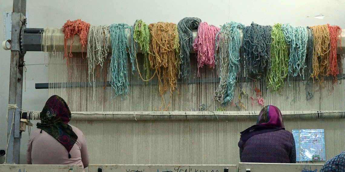 Aksaray'da kadınlar tarafından dokunan Türk motifli halılar, başta ABD olmak üzere İngiltere ile İtalya'ya ihraç ediliyor.