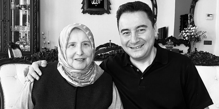 Ali Babacan'ın annesi toprağa verildi