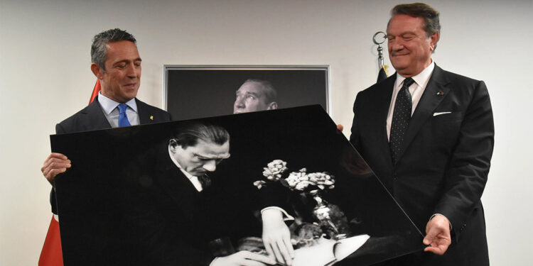 Ali Koç ve yönetim kurulu üyeleri Hasan Arat'ı ziyaret etti