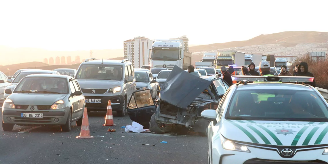 Ankara'da otomobil kamyona çarptı: 1 ölü 4 yaralı