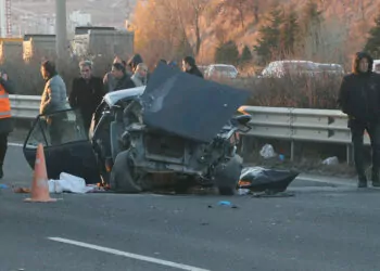 Ankara'da otomobil kamyona çarptı: 1 ölü 4 yaralı