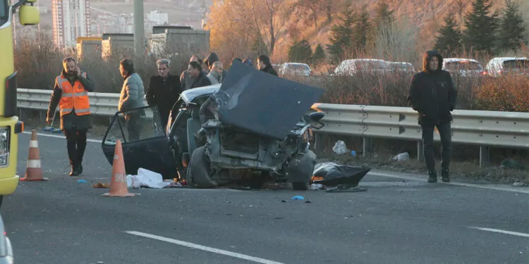 Ankara'da otomobil kamyona çarptı: 1 ölü 4 yaralı