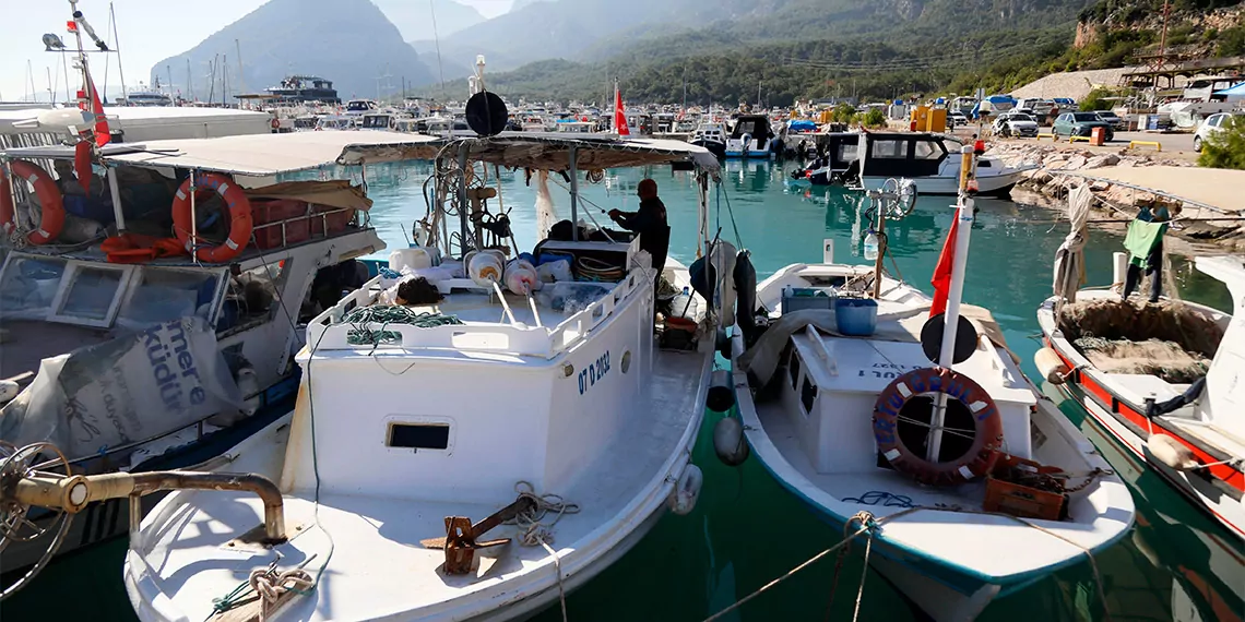 Antalya körfezi'ndeki kirlilik balıkçıları vurdu