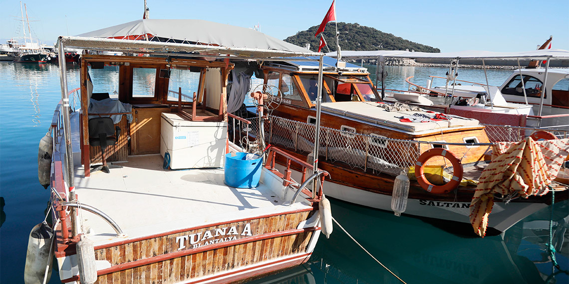Antalya Körfezi'ndeki kirlilik balıkçıları vurdu; balıkçılar, 10 yıl önce 30 kilo yakalarken bugünlerde 3-5 kiloyla ya da ağlar boş avdan dönmekten dertli.