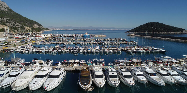 Antalya Körfezi'ndeki kirlilik balıkçıları vurdu