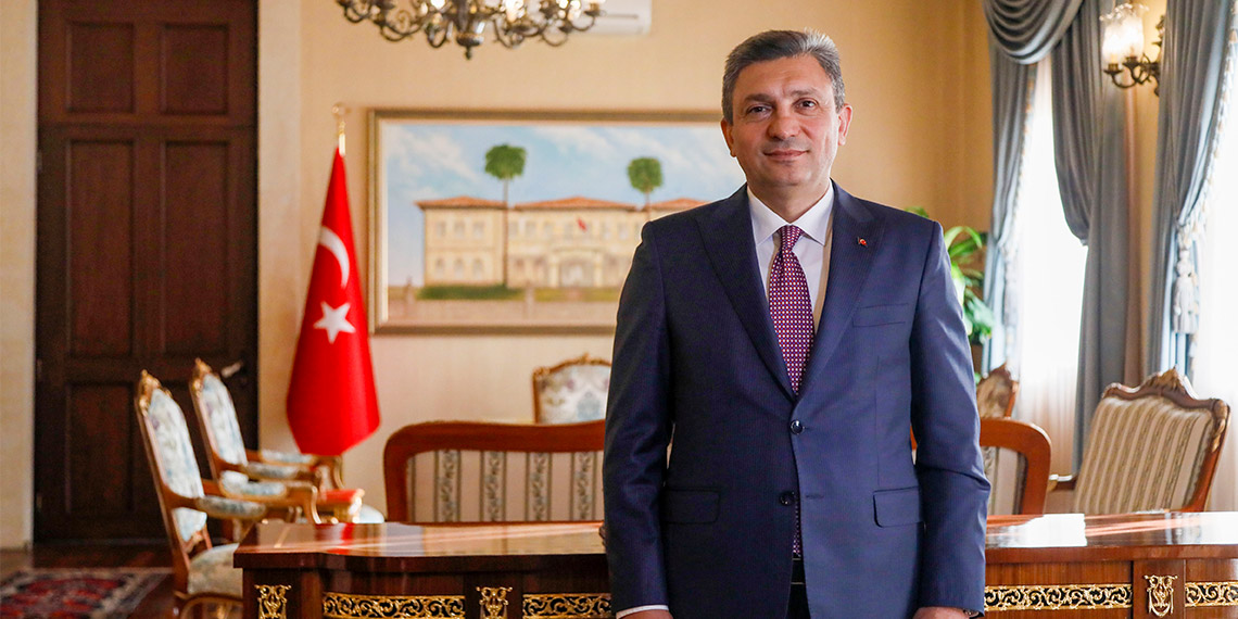 Antalya Valisi Hulusi Şahin, Antalya'da 15 milyon 200 bin turist sayısının geçildiğini belirterek, "Bu, Antalya Havalimanı verilerine göre bir sayı. Bunun üzerine diğerlerini de eklemek lazım. 2019 yılı verilerini yüzde 5 oranında geçtik" dedi.