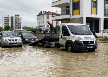 Antalya'da kuvvetli yağışta sokaklar göle döndü