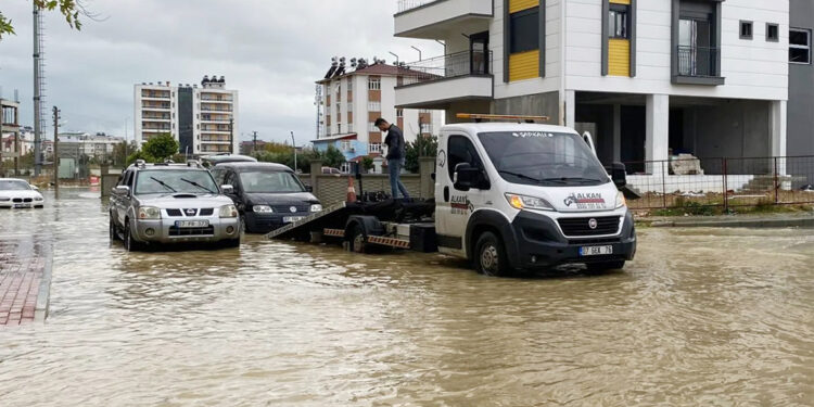Antalya'da kuvvetli yağışta sokaklar göle döndü