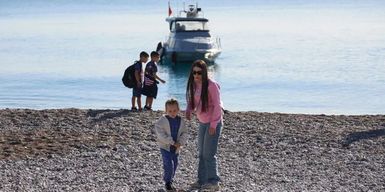 Antalya'da sıcak havayı fırsat bilenler denize girdi
