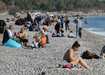 Güneşli havayı gören yerli ve yabancı turistler sahile koştu