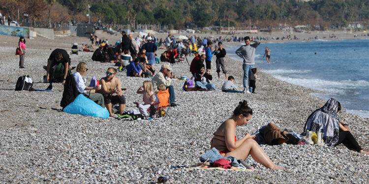 Güneşli havayı gören yerli ve yabancı turistler sahile koştu