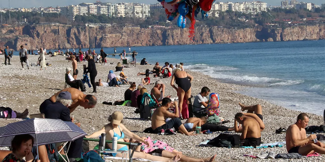 Güneşli havayı gören yerli ve yabancı turistler sahile koştu