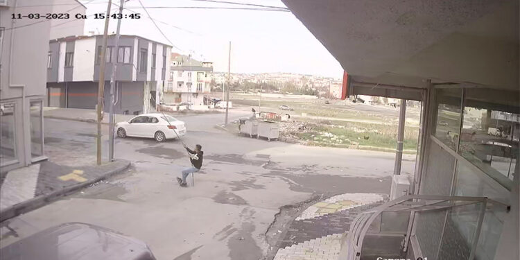 Arnavutköy'de 5 metrelik kabloyu bıçakla kesip çaldı