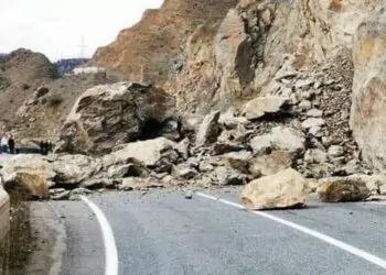Artvin'de heyelan; düşen kayalar yolu kapattı