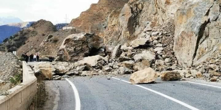 Artvin'de heyelan; düşen kayalar yolu kapattı