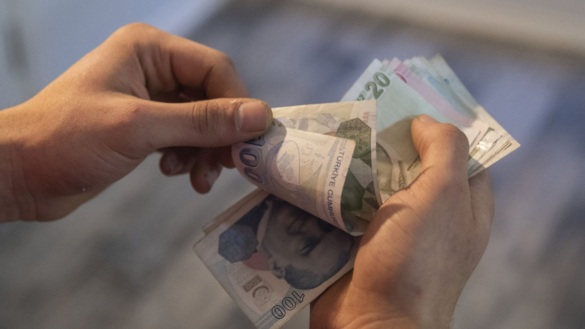 Çalışma ve Sosyal Güvenlik Bakanı Vedat Işıkhan, Asgari Ücret Tespit Komisyonu'nun pazartesi günü çalışmaya başlayacağını belirterek, "Süreci Sayın Cumhurbaşkanımıza arz ettim. İlkemiz çalışanlarımızı enflasyona ezdirmemek" dedi.