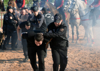 Atlı polislerden eylem yapan gruba müdahale