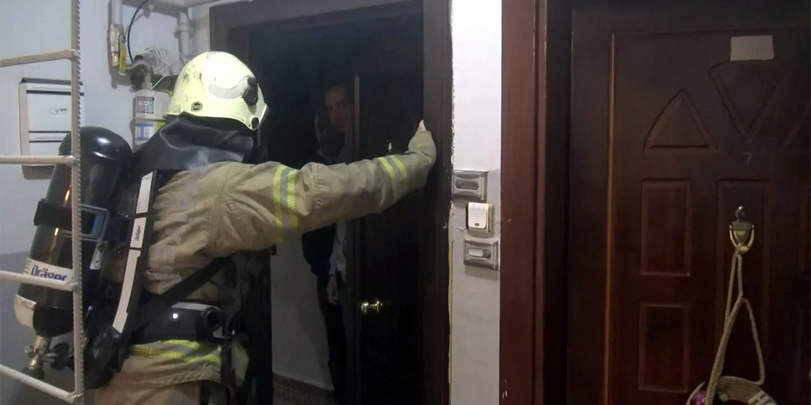 Avcılar'da apartmanda koku tedirginliği itfaiye, polis, i̇gdaş ve sağlık ekiplerini harekete geçirdi. İtfaiye ekipleri, apartmanda oturanlardan bilgi aldı; rahatsızlanan olup olmadığını kontrol etti.