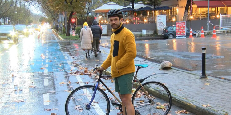 Bağdat Caddesi'ndeki bisiklet yolu tehlike saçıyor