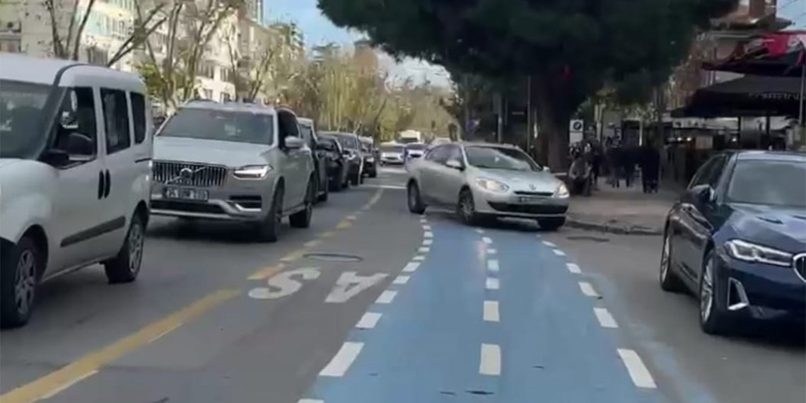 Bağdat Caddesi'ndeki bisiklet yolu tehlike saçıyor