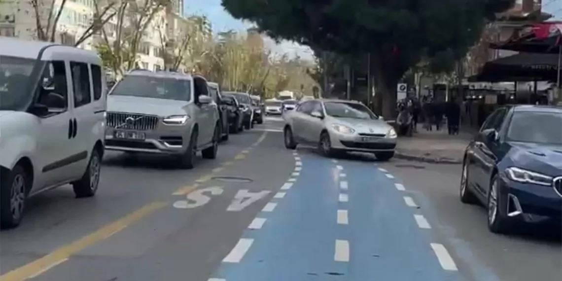 Bağdat caddesi'ndeki bisiklet yolu tehlike saçıyor