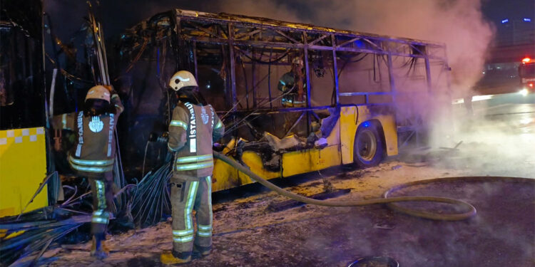 Bahçelievler Basın Ekspres Yolu'nda İETT otobüsü alev alev yandı