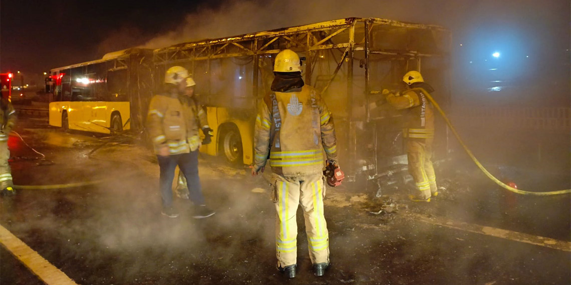 Bahçelievler Basın Ekspres Yolu'nda İETT otobüsü alev alev yandı