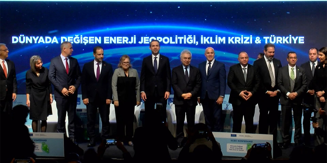 Enerji ve Tabii Kaynaklar Bakanı Alparslan Bayraktar, "100 bin varillik petrol üretimine 2024 yılı sonunda ulaşmayı hedefliyoruz" dedi.