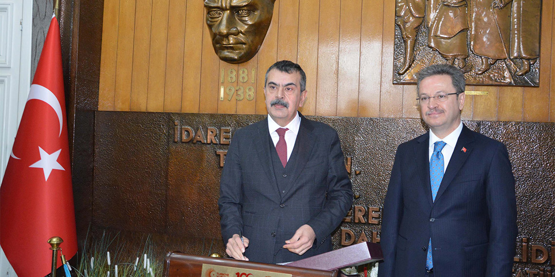 Milli Eğitim Bakanı Yusuf Tekin, "Manisa'da devam eden yatırımlarımızın proje bedeli 3,5 milyar TL civarında. Bu projelerin bir kısmı ihale edildi, bir kısmı ihale aşamasında, bir kısmı ihale sürecinde. Projeler tamamlandığında Manisa'da derslik ve öğretmen ihtiyacı açısından sorun kalmamış olacak" dedi.