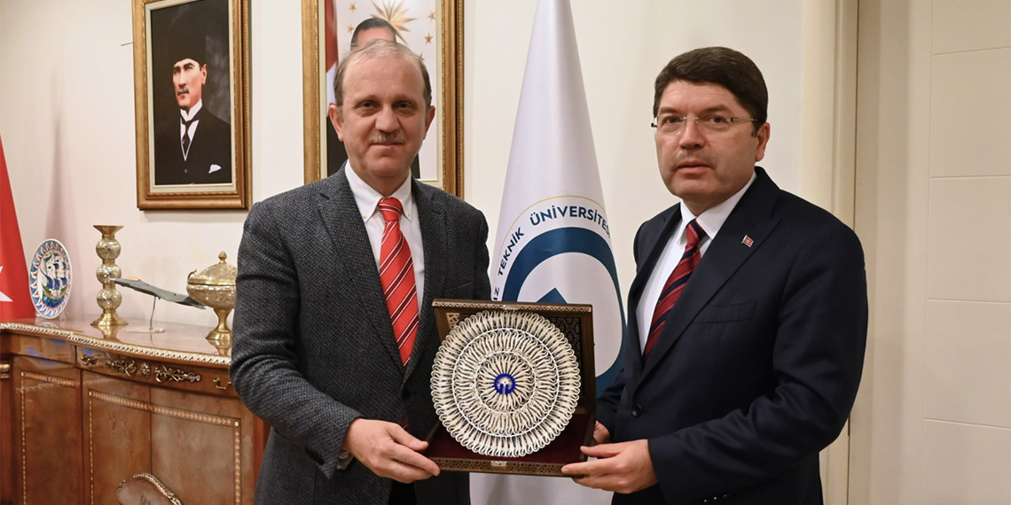 Bu anayasanın değişmesi konusunda herkes mutabık