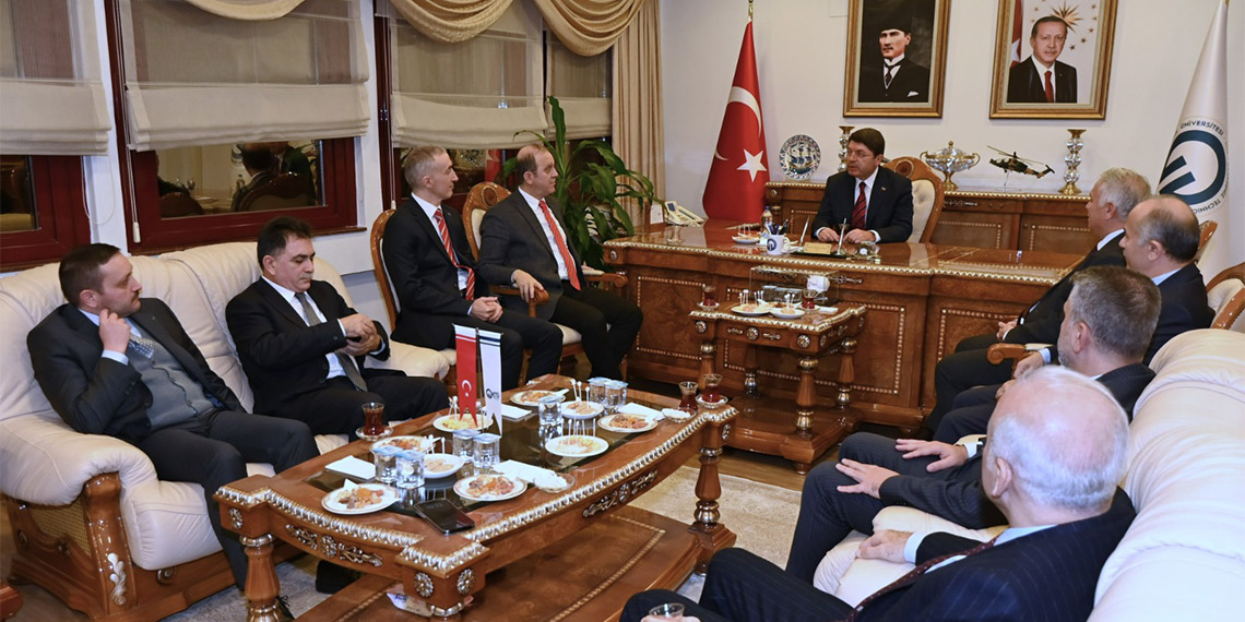 Adalet Bakanı Yılmaz Tunç, "Türkiye, 12 Eylül darbesi sonrası darbeciler tarafından yazdırılan bir anayasa ile yönetiliyor. Bu anayasanın değişmesi konusunda herkes mutabık. Siyasi düşüncesi ne olursa olsun 'bu anayasa değişmesi gerekir' diyor. Bütün partiler 'yeni anayasaya ihtiyaç var' diyor" dedi.