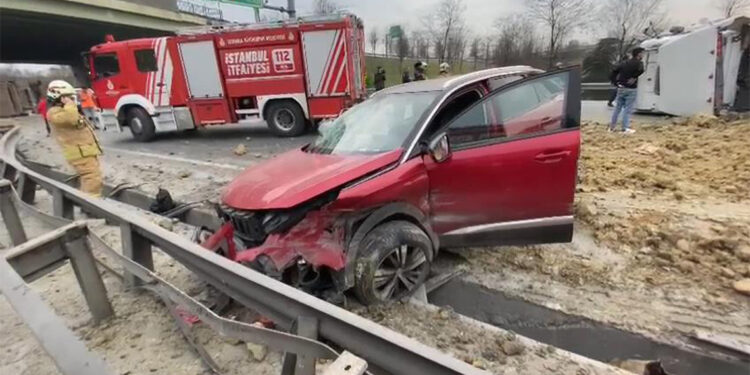 Basın Ekspres Yolu'nda iki kamyon devrildi