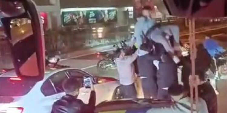 Beşiktaş'ta asker uğurlama konvoyu trafiği kapattı