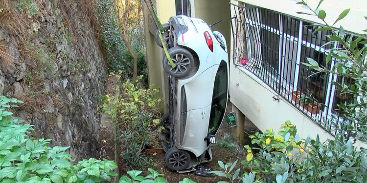 Fren yerine gaza basan sürücü apartman boşluğuna düştü