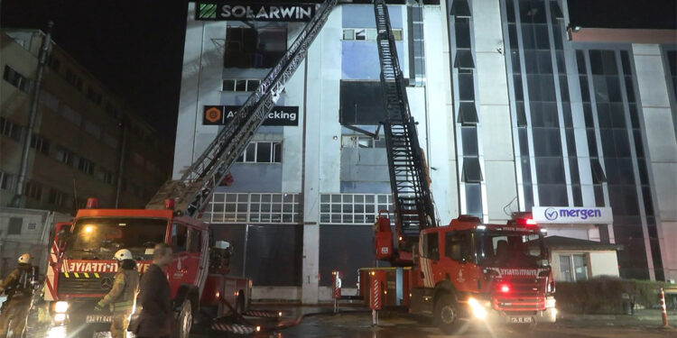 Beylikdüzü'nde boya atölyesinde yangın