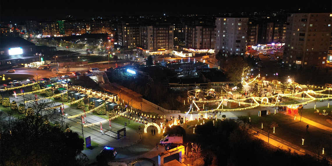 Beylikdüzü'nde Kış Festivali düzenlendi. Gelenleri yapay yağdırılan kar ile buluşturan festival yoğun ilgi gördü.