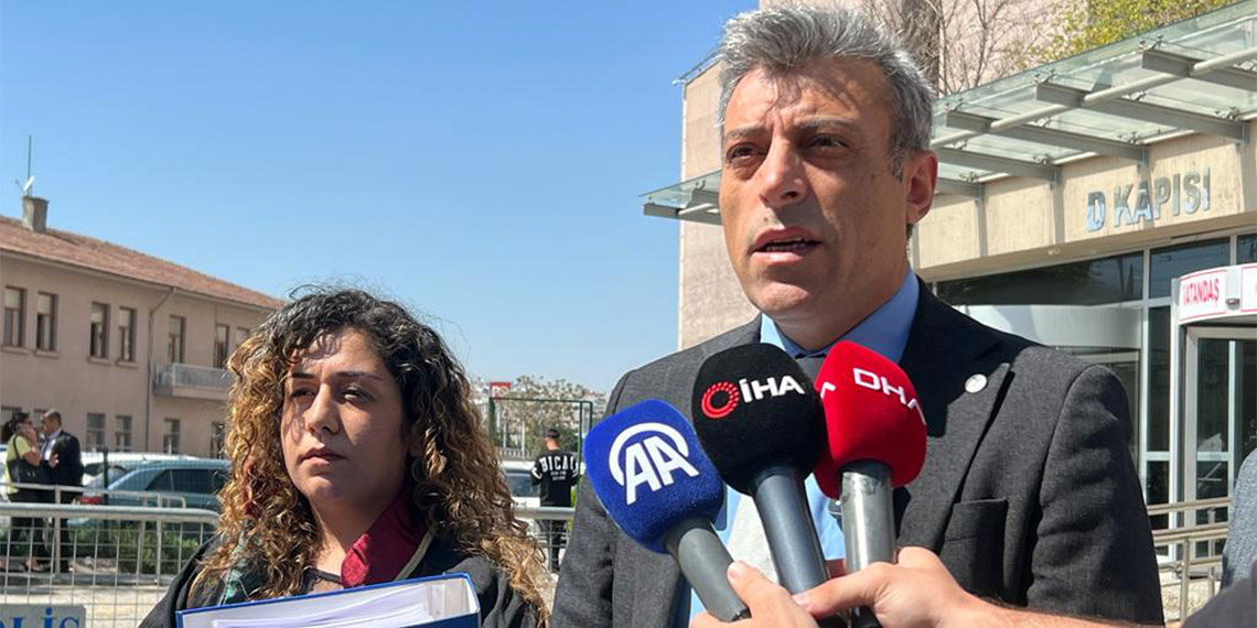 Yenilik Partisi Genel Başkanı Öztürk Yılmaz, parti genel merkezinde kendisini bıçakla yaralayan tutuklu sanık Serhat Koçu'nun 20 yıla kadar hapis talebi ile yargılandığı davanın duruşmasında, "Sanık açıkça beni öldürmek amacıyla geldi, bu yapılan bir suikasttır" dedi.