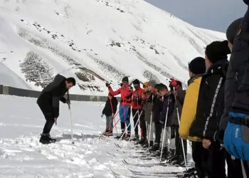 Kayakçılar 2 bin 150 rakımlı nemrut dağı'nda antrenman yapıyor