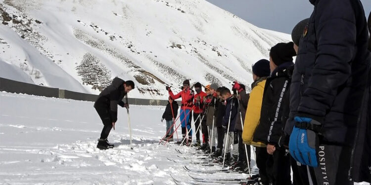 Kayakçılar 2 bin 150 rakımlı Nemrut Dağı'nda antrenman yapıyor
