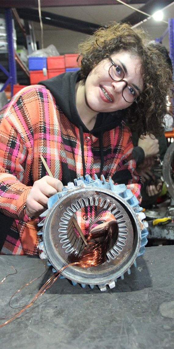 İlknur Uludoğan, ata mesleği olan bobinaj ustalığı yapıyor