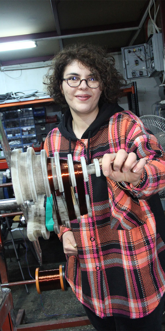 Erzincan Binali Yıldırım Üniversitesi Mühendislik Fakültesi Elektrik Elektronik Mühendisliği bölümü mezunu İlknur Uludoğan (29), dede mesleği olan bobinaj ustalığı yapıyor.