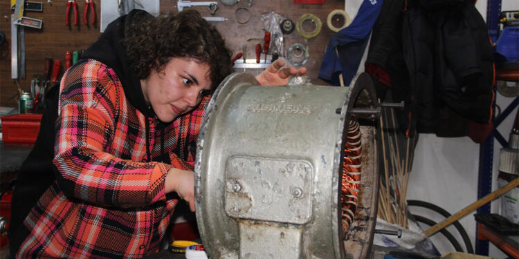 İlknur Uludoğan, ata mesleği olan bobinaj ustalığı yapıyor