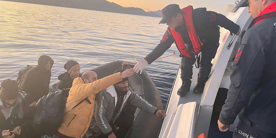 Türk kara sularına geri itilen 44 kaçak göçmen kurtarıldı