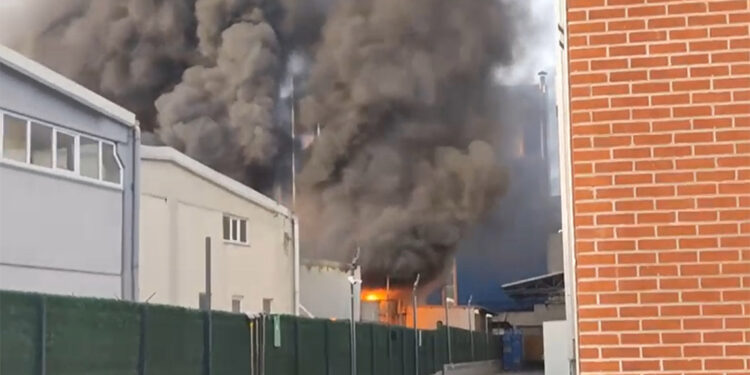 Bursa'da plastik kaplama fabrikasında yangın