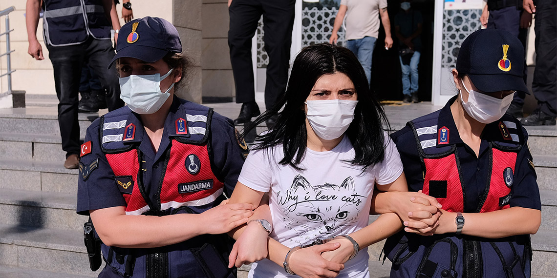 Konya'da, 5 yıl önce yanlış adrese girilip Necla (54) ve Metin (55) Büyükşen çiftinin öldürülmesiyle ilgili davada, azmettirici olduğu iddiasıyla tutuklanan Esra Taş (28) ve sevgilisi Abdullah Başdemir (47) ile cinayeti işlediği öne sürülen Ertuğrul Çelik'e yerel mahkeme tarafından verilen 2'şer kez müebbet hapis cezası, Konya Bölge Adliye Mahkemesi 1. Ceza Dairesi tarafından onandı.