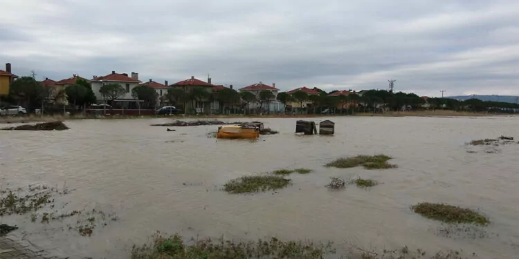 Çanakkale'de bölge sakinleri çekilmeyen sular nedeniyle zor anlar yaşadı