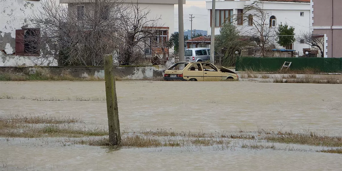 Çanakkale'de bölge sakinleri çekilmeyen sular nedeniyle zor anlar yaşadı