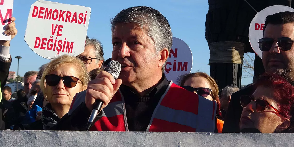 Çanakkale büyükşehir belediyesi başkanı aday adayı olan mevcut belediye başkan yardımcısı i̇rfan mutluay, muharrem erkek'in adaylığına tepki gösterdi.